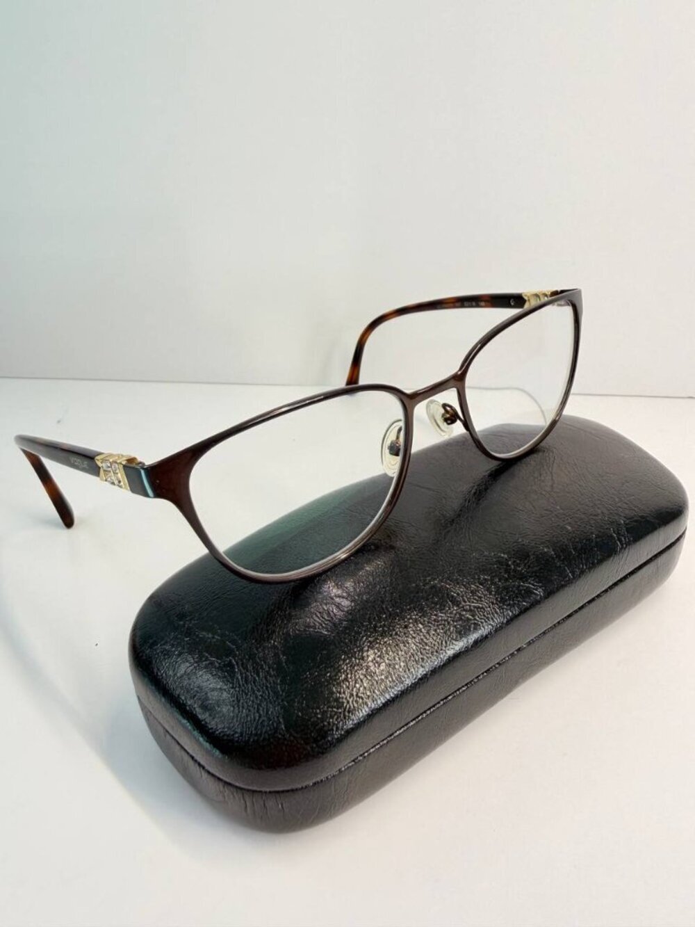 Vogue VO4062-B 997 52-18-140 – Designer Eyeglasses – Includes Protective Case